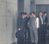 “神图”刷屏！日本官员低头听中方“训话”低着头，身体微弓