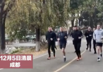 法国总统在成都晨跑！