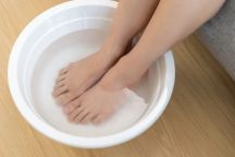 儿童长期热水泡脚扁平足风险上升 家长需科学掌握方式