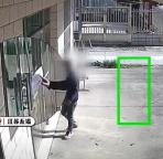 快递被放门把手致男子被锁家里 当事人：“又气又好笑！”