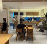 小吃店“少發(fā)500塊可休10天假”，員工稱很開心 人性化管理獲贊