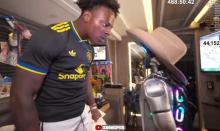 甲亢哥损毁机器人被开发公司索赔 直播暴力行为引发法律纠纷