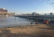 刚上冻就冒险滑“野冰” 紧急提醒 冰层薄隐患多