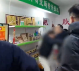 警方介入店主持刀揮向打假博主 虛假宣傳引發(fā)沖突