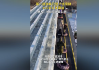 齐齐哈尔486米超长冰滑梯 游客玩得就是心跳