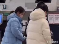 孫穎莎現(xiàn)身機場 因傷提前返京