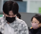 王楚钦绑着护带出发回京 佩戴专业背部固定护具行动僵硬缓慢