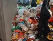 电竞酒店退房垃圾堆1米高3天才清完 现实版“垃圾围城”