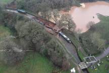 英国一运河发生塌陷多艘船只搁浅 天坑导致运河船被困