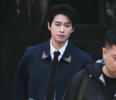 魏大勋《你好星期六》上班 蓝色小马刺绣外套很应景了