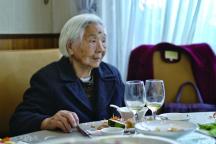 温州101岁老奶奶“反向作息” 晚睡晚起享生活