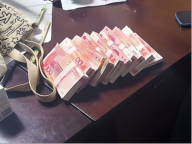 女子疑遭网络诈骗 民警紧急设卡拦截 保住10万元现金