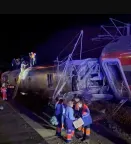 西班牙一地高铁脱轨事故已致至少21人死亡 百余人受伤 深切悲痛之夜