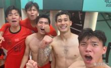 国足球员更衣室怒吼 点胜乌兹激情庆祝