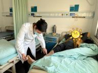 男子泡脚双脚溃烂 医生紧急提醒 糖尿病患者需谨慎泡脚