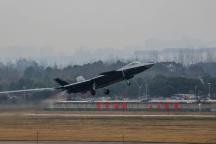 成飞首次公开展示多架黄皮歼-20A 试飞秀彰显实力