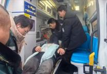 大学生雪地里摔晕 3根手指面临截肢 冻伤后果严重