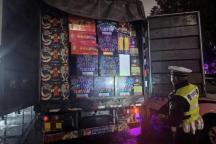550箱烟花爆竹偷渡入沪 警方成功拦截
