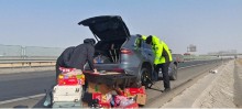 甘肃酒泉：轮胎突爆陷困境 交警援手暖归途