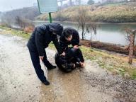 刑警抱住嫌疑人一同滚下陡坡 硬核抓捕展现英勇本色