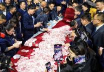 河南矿山年会现场数6000万现金 全网最爱发钱老板再出手