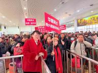 老板连续10多年包火车送员工返乡 前几年还曾包飞机