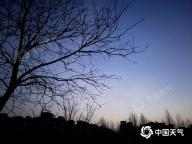 北京14日白天晴转多云，阵风七级左右，最高气温15℃ 大风蓝色预警生效中