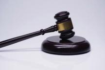 男子燃放烟花未熄灭烧毁奔驰赔27万 违规燃放代价沉重