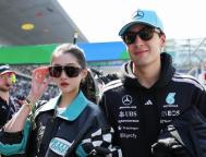 关晓彤拉塞尔合影 F1观赛嘉宾风采