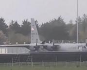 男子持斧闯机场砸坏美军运输机 机场短暂关闭