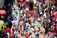 汉服爱好者齐聚阆中古城盛装巡游 沉浸式国风体验引热潮