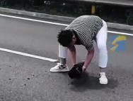 男子高速路上遇铁疙瘩险翻车 果断停车冒险挪走