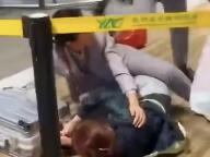 航司回应旅客和地服抢行李箱起冲突 因行李规格不符引发争执