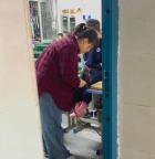 暴雨天班主任为打湿衣裤的学生吹干 爱生如子温暖人心