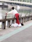 女子在河边倾倒奶茶 水务局介入核查 奇葩行为引争议