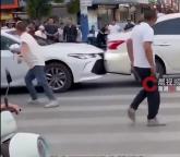 小伙突发疾病车辆失控 市民合力破窗救人