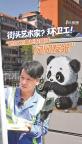 環(huán)衛(wèi)工人駱仕岳獲評好人榜候選人 街頭畫家獲關(guān)注