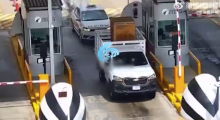 墨西哥一司機(jī)搶劫收費(fèi)站：一腳油門闖過(guò)擋車桿 撞倒路邊警員急速逃逸