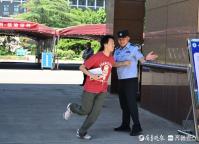 考生出考場(chǎng)自信十足 首科考試順利結(jié)束