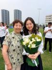 78歲外婆專門送孫女到考場(chǎng)：有外婆在，比什么都管用