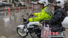 考生走錯考場 交警疾馳22公里護送 風雨中的溫暖熒光黃