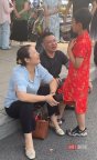9歲弟弟穿紅色旗袍給姐姐送考 旗開得勝的祝福