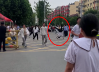 考试落幕考生飞奔离场 男生难掩喜悦当场来了个后空翻