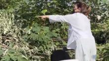 受害者女儿带记者实地探访抛尸地点 故地重游泪崩回忆
