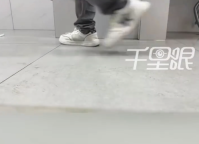 男子尾隨偷窺女子如廁被拍下 物業(yè)：監(jiān)控被他挪了拍不到臉