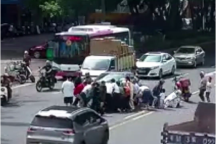 女子被卷入車底路人合力抬車救人 警民攜手救援溫暖人心