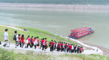 重慶300余名中考生乘船赴考 連續(xù)22年“逆流而上”