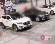 机动车撞飞两名环卫工人，警方回应，目击者发声：肇事车上一男两女疑似有人喝了酒