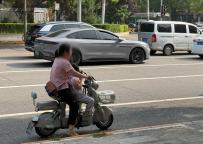 骑电动车带娃到底应该坐前面还是后面 安全隐患需重视