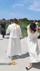 两名伴娘遭多名亲友婚闹围堵 低俗行为引争议